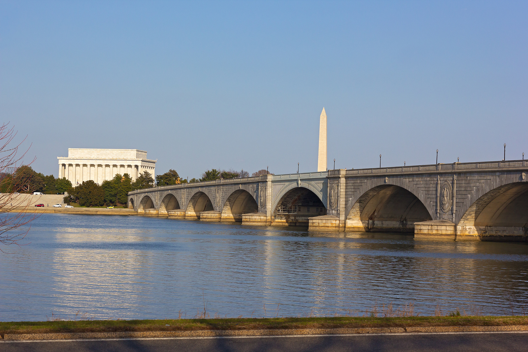 Memorial Bridge and US capital landmarks across Potomac River.
